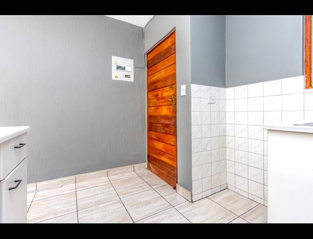 2 BEDROOM APARTMENT TO LET IN WELTEVREDEN PARK